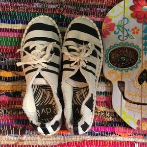 TARGET DV Branded Sneakers SIZE 9.5